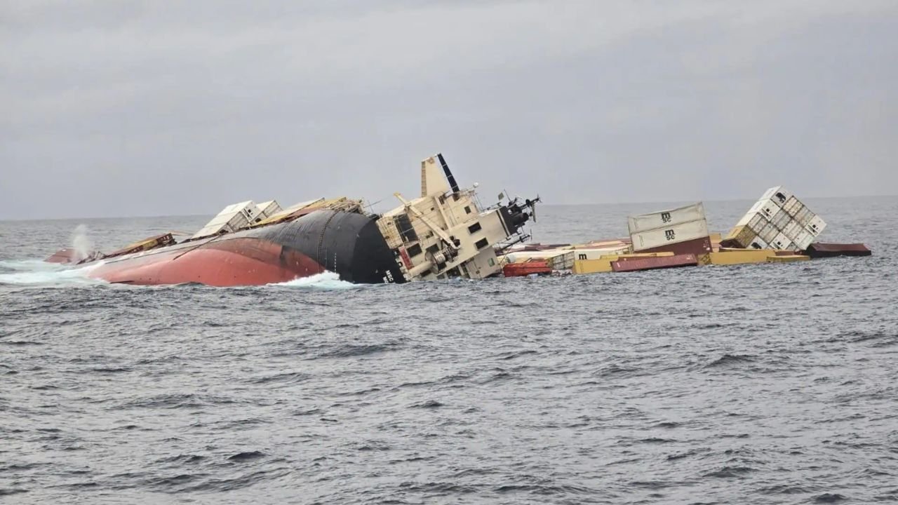 Kochi ship accident: Pieces of the ship reached the shore from the sea, is there any conspiracy behind this