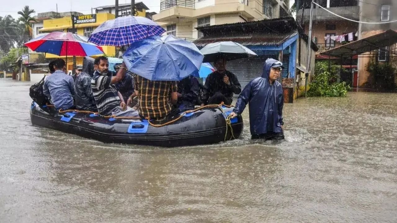 Flood crisis in Assam! Situation worsened due to continuous rain, people confined to their homes
