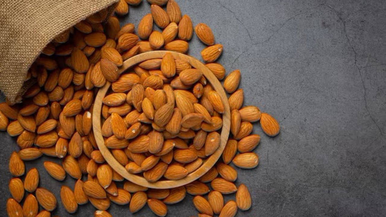 Eat soaked almonds or else it can cause great harm! Know the right way and how to avoid mistakes