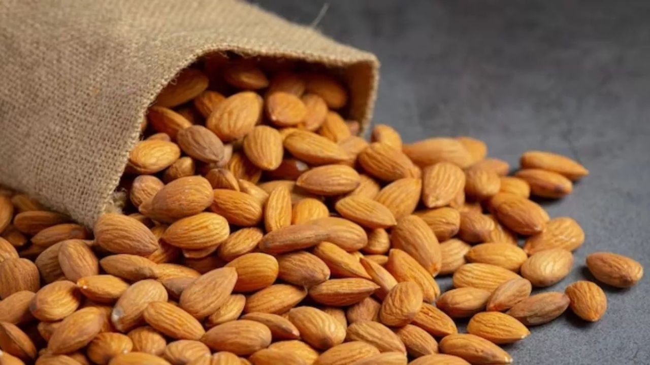 Eat soaked almonds or else it can cause great harm! Know the right way and how to avoid mistakes