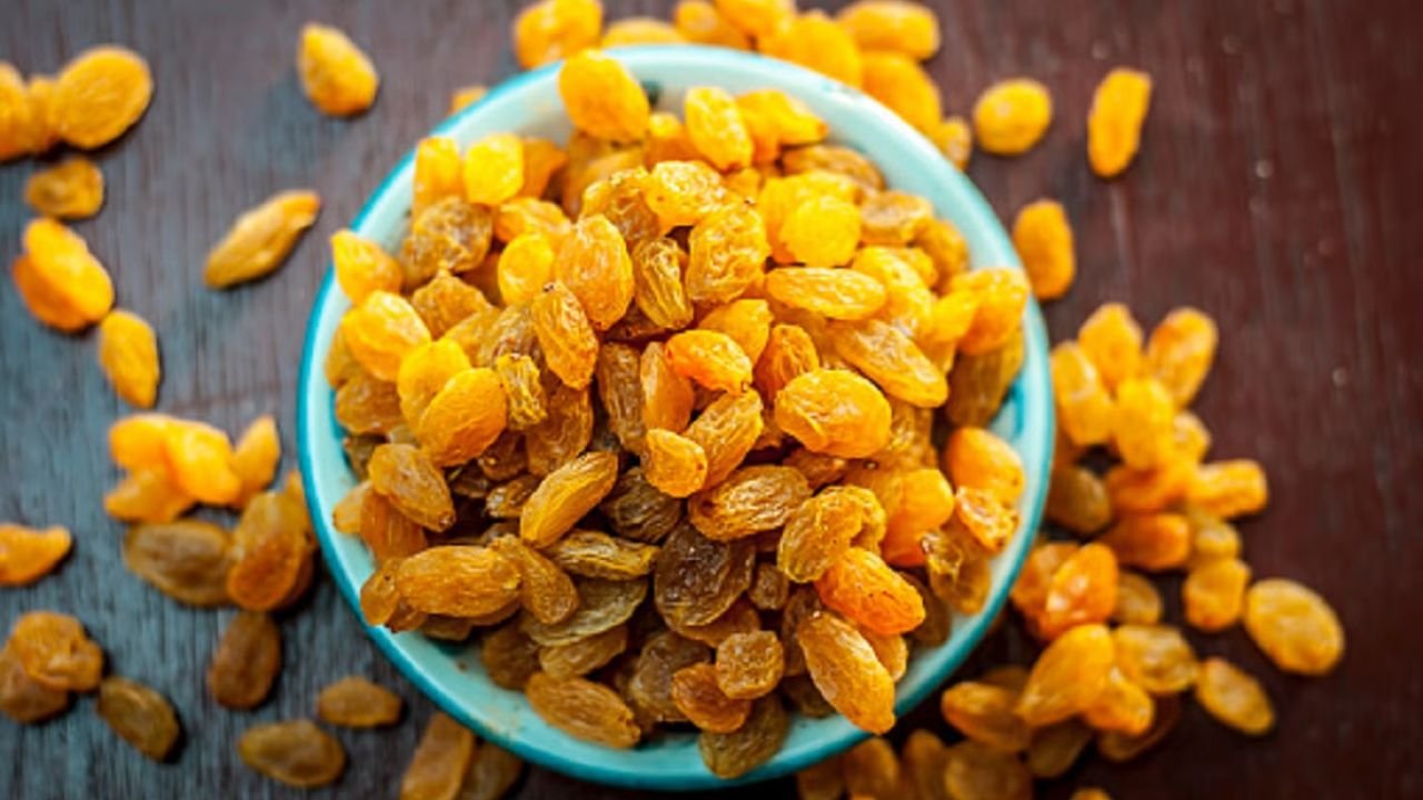Amazing benefits of eating raisins daily! Eating 8-10 raisins daily will change your health, know the right time and method