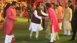 Ambani family's celebration on Ganesh Chaturthi became a topic of discussion, Anant and Radhika showed devotion