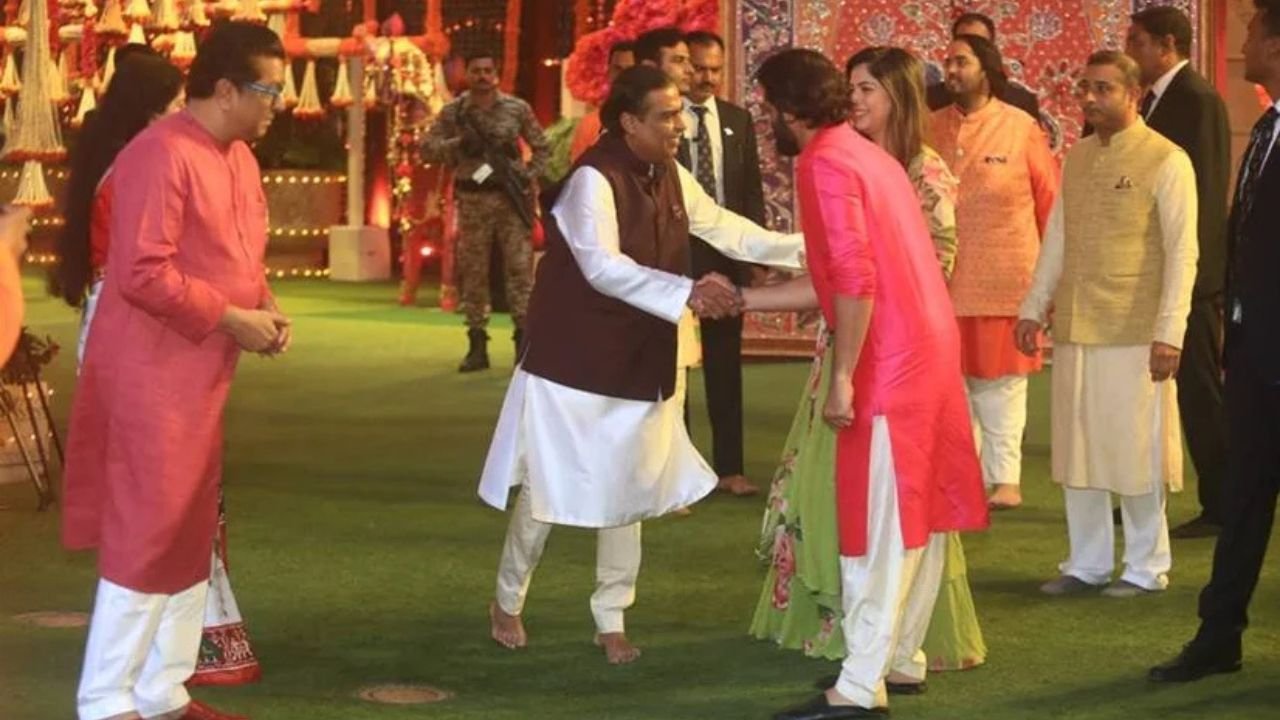 Ambani family's celebration on Ganesh Chaturthi became a topic of discussion, Anant and Radhika showed devotion