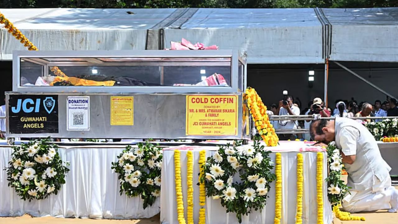 Assamese singer Zubeen Garg bids adieu to his son, a huge crowd gathers to attend the flower-bedecked ambulance.
