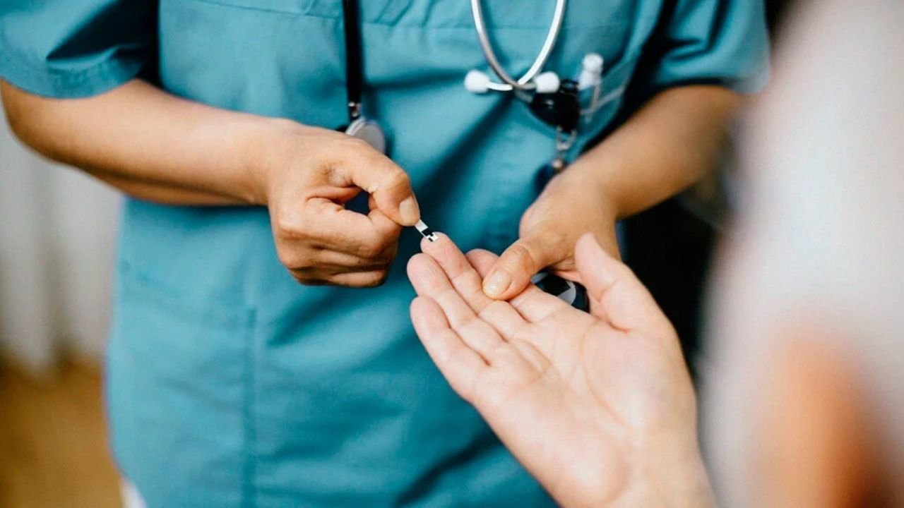 Why do doctors take blood samples twice for diabetes testing? Experts have revealed the real reason, you will be shocked to know.