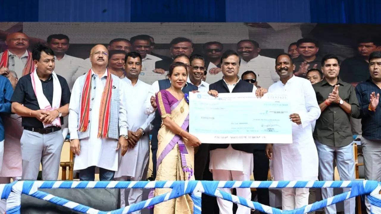 A big gift to women in Assam! Chief Minister Himanta Biswa Sarma distributed 14,000 checks, launching a new campaign.