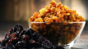 Yellow vs. Black Raisins! Which is more beneficial for health? Learn the shocking truth.