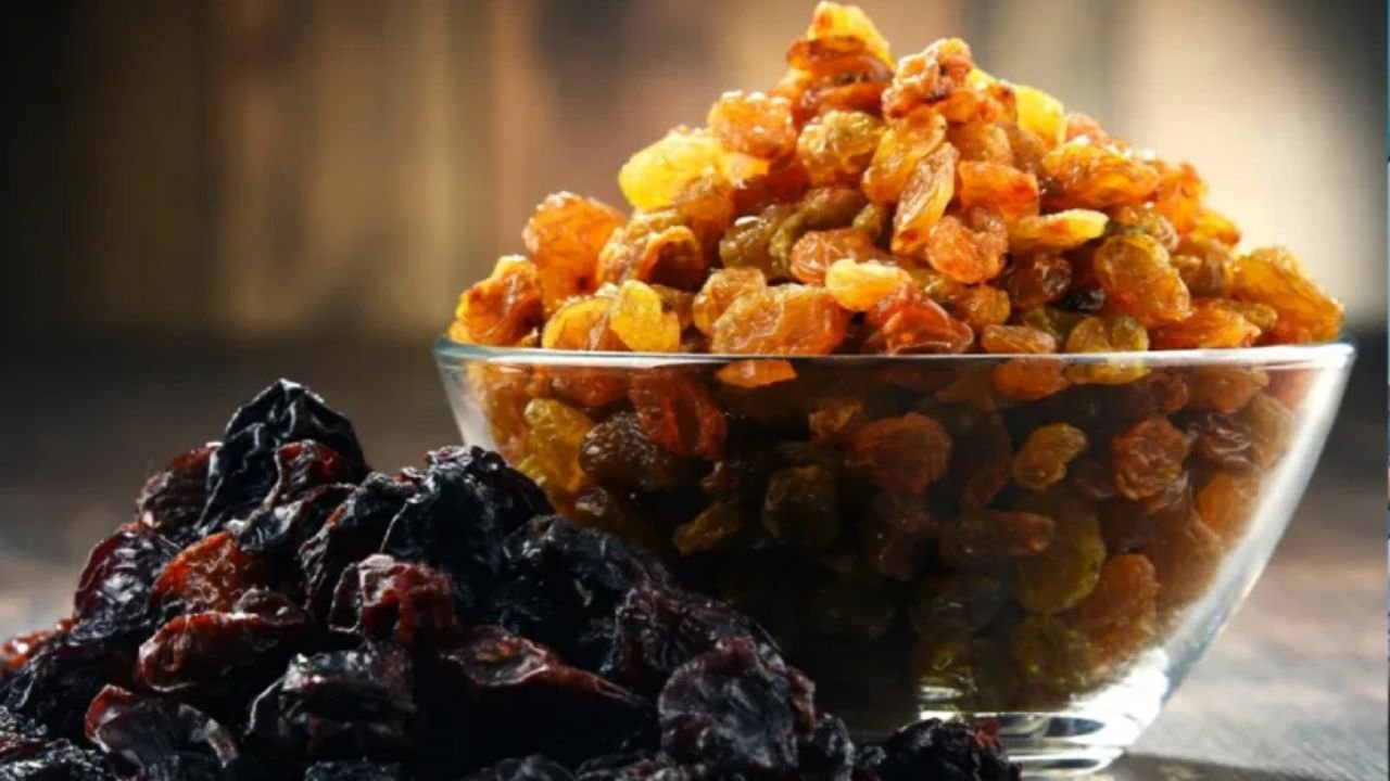 Yellow vs. Black Raisins! Which is more beneficial for health? Learn the shocking truth.