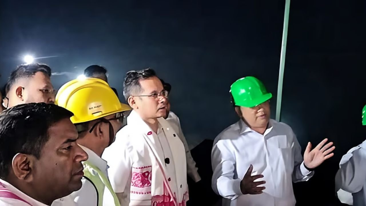 Assam Congress President Gaurav Gogoi visited Lido Tikak Colliery and took stock of the situation.