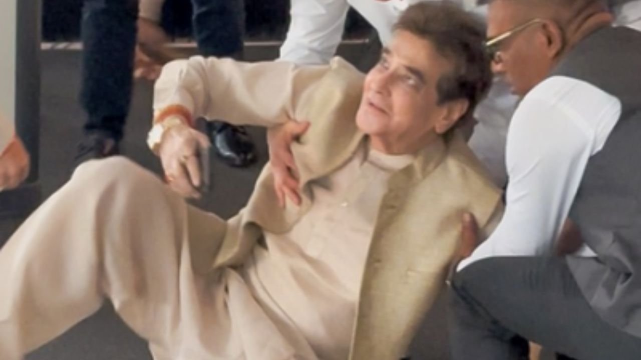 Jitendra fell at the prayer meeting organised for the demise of Zarine Khan but remained safe.