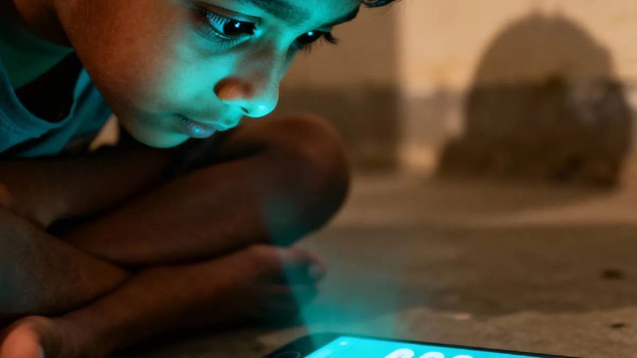 Mobile Addiction: At 7 o'clock the siren sounds, the villager leaves the phone, laptop and connects with real life, know how