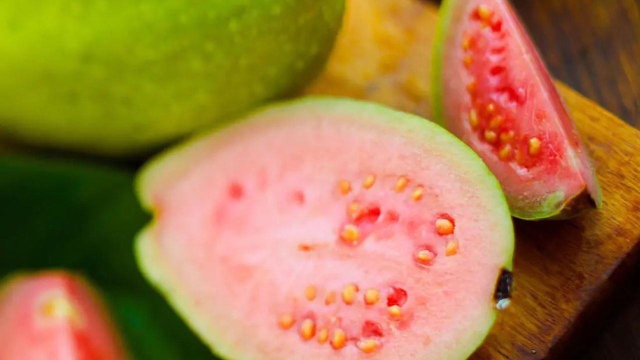Vitamins in Guava: Is eating guava on an empty stomach beneficial or harmful? Learn about the importance of eating it at the right time and method.