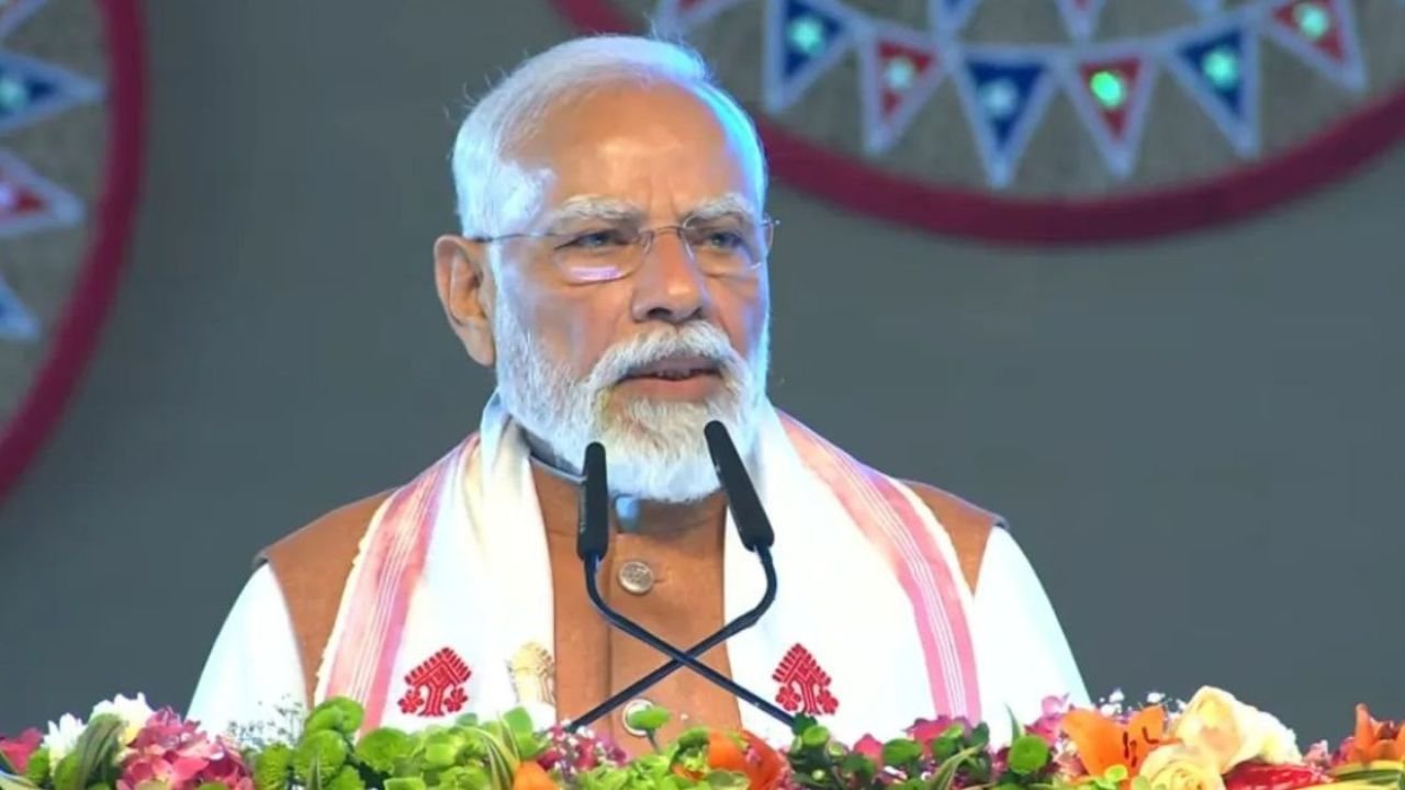 PM Modi makes a big announcement in Assam, showing the youth of Dibrugarh a new vision of development.