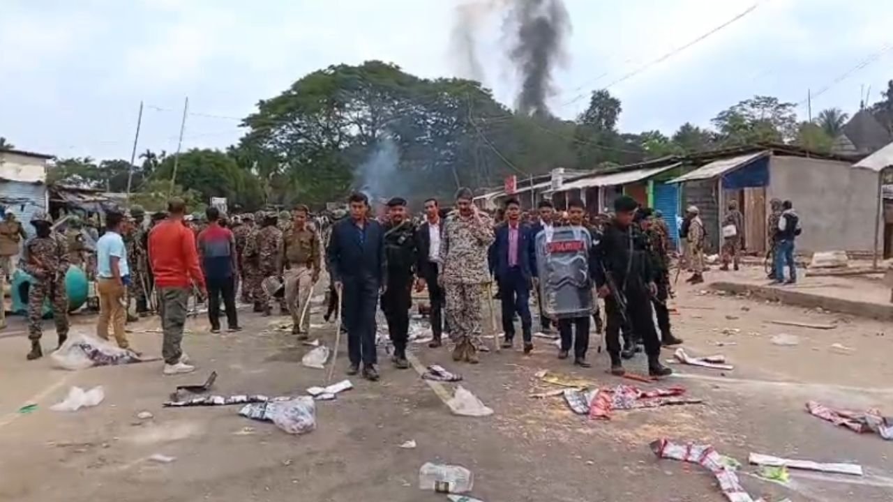 Assam News: A horrific scene of violence unfolded at Kheroni market in Assam, where police resorted to baton charges and tear gas.