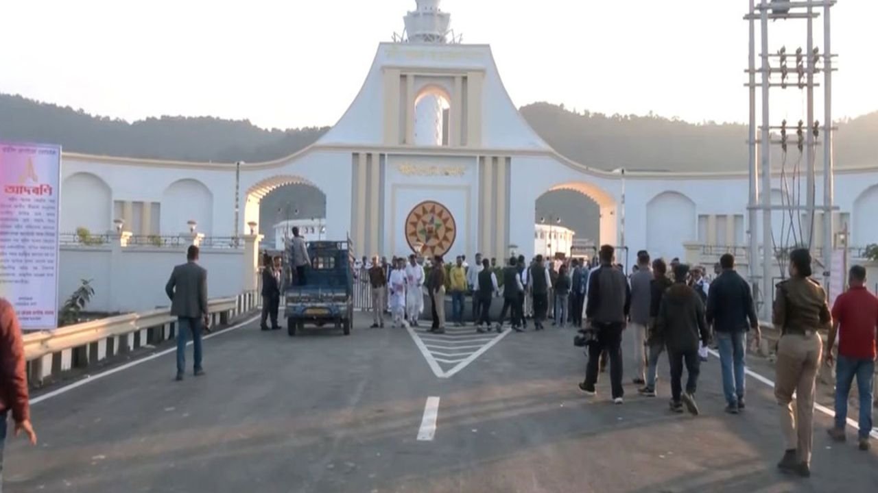 The Assam government honored 860 martyrs of the Assam movement on Martyrs' Day, and the CM inaugurated a memorial.