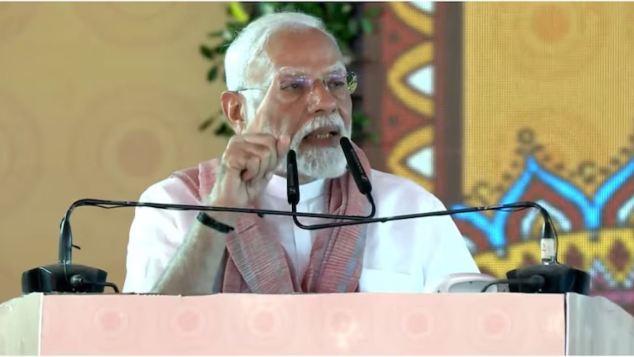 Assam: PM Modi strongly criticized the Congress party in Guwahati and raised questions about development in the Northeast.