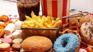 Junk Food Side Effects: Excessive consumption of fast food causes severe damage to the intestines; a 16-year-old girl dies.