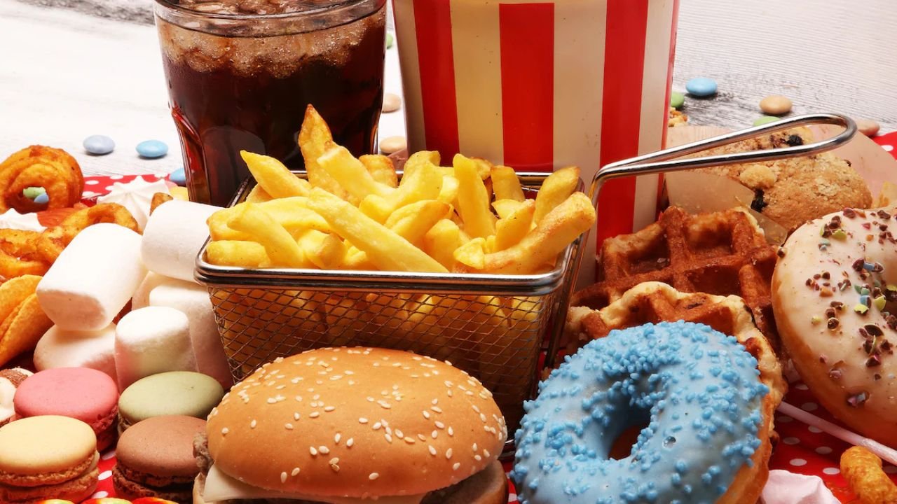 Junk Food Side Effects: Excessive consumption of fast food causes severe damage to the intestines; a 16-year-old girl dies.