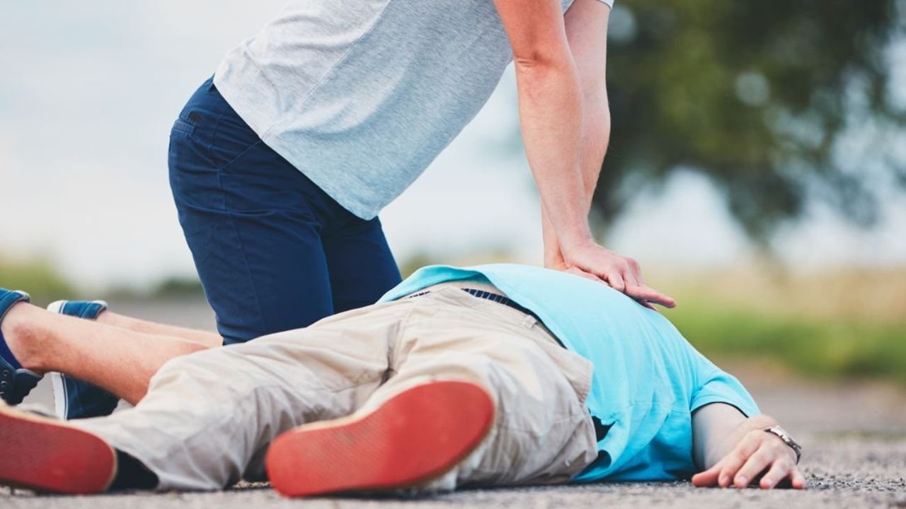 CPR in Heart Attack: Don't panic during a heart attack! By learning this technique, you can save the patient's life immediately.