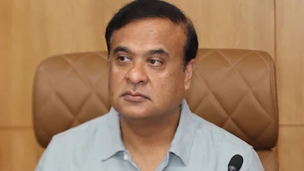 According to the Assam CM, which statements regarding the India-Bangladesh border dispute did he describe as dangerous?