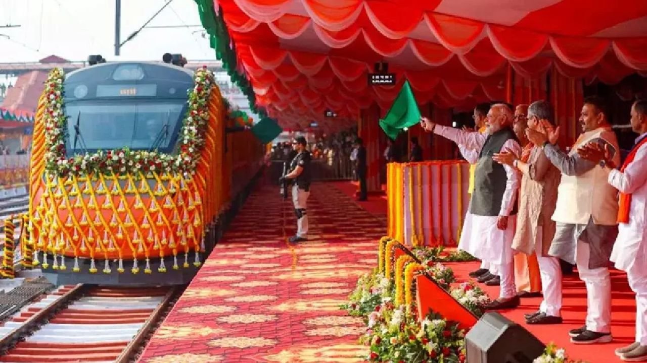 PM Modi Flags Off India’s First Vande Bharat Sleeper Train Between Howrah and Guwahati