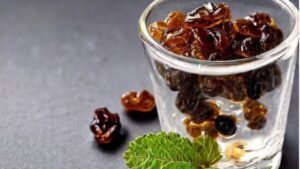 Drinking raisin water provides new energy to the body; find out how long you should consume it.