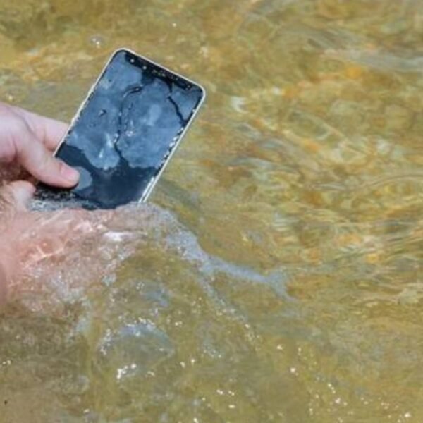 Phone Tips: 5 easy and effective ways to protect your phone from water and colours…