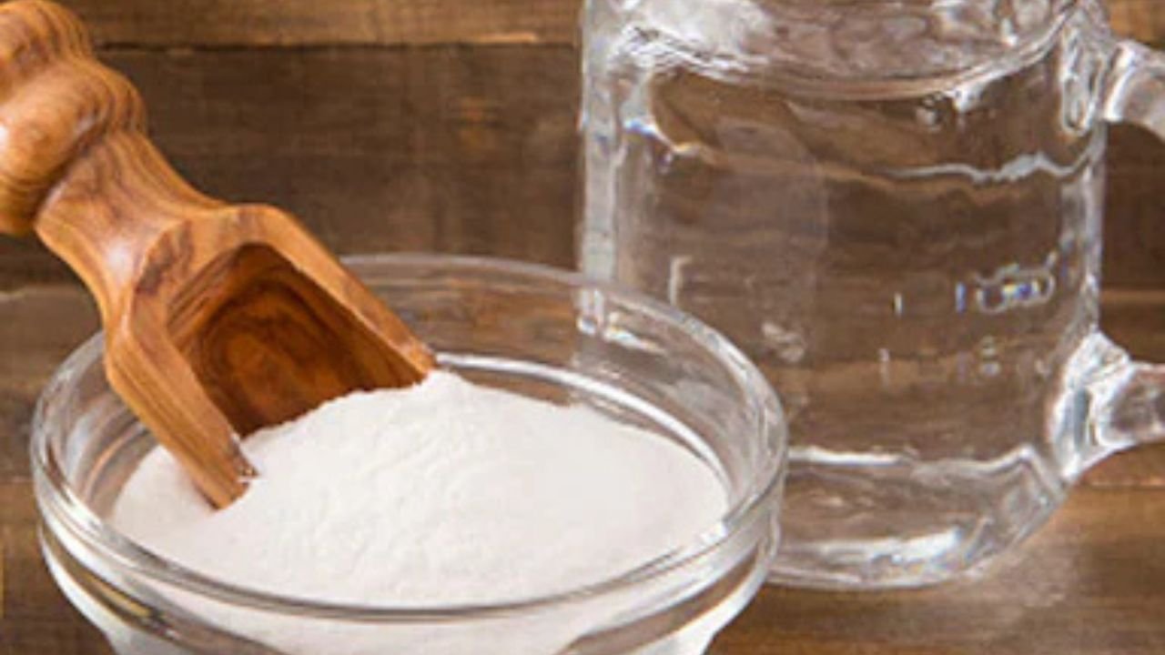 Baking soda water for instant relief from stomach acidity and gas