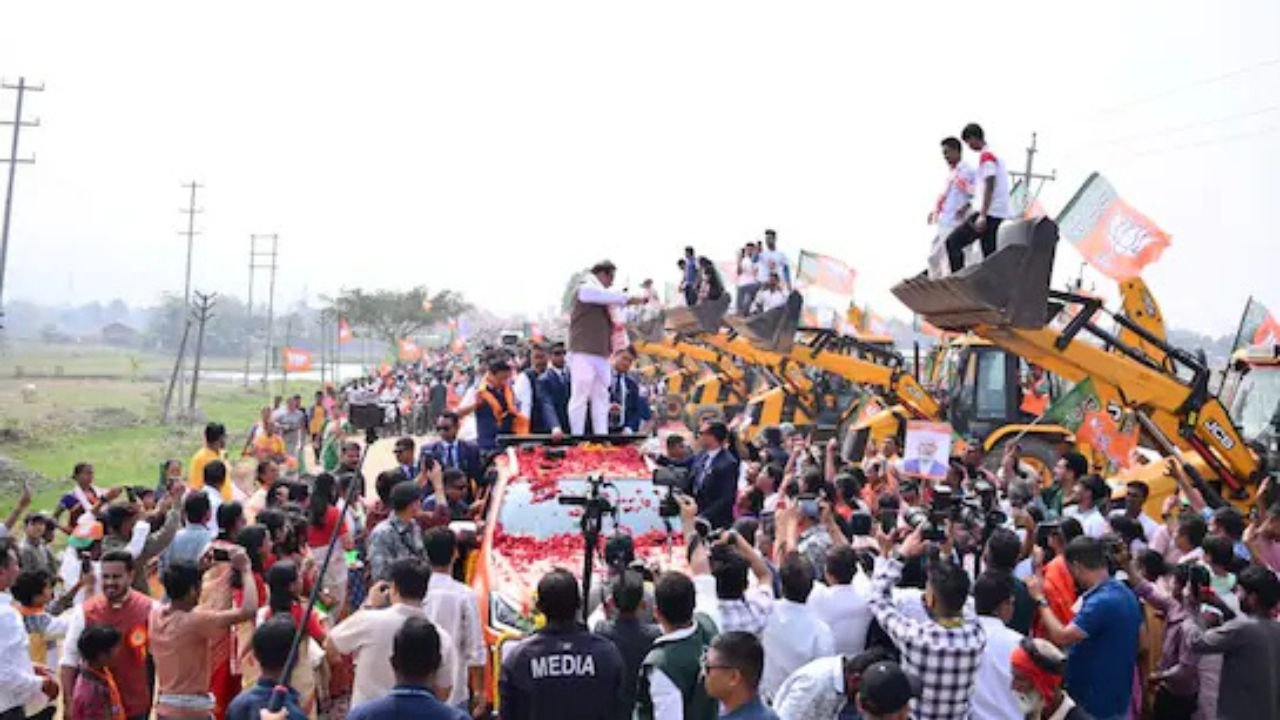 Assam CM Himanta Biswa Sarma Receives Spectacular “Bulldozer Salute” During Election Rally