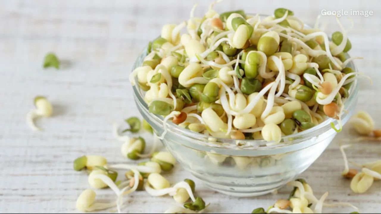 Eating sprouted moong in the morning boosts physical strength and immunity.