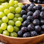 The Right Way to Eat Grapes, and Which Color of Grapes Is Better for Your Health