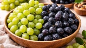 The Right Way to Eat Grapes, and Which Color of Grapes Is Better for Your Health