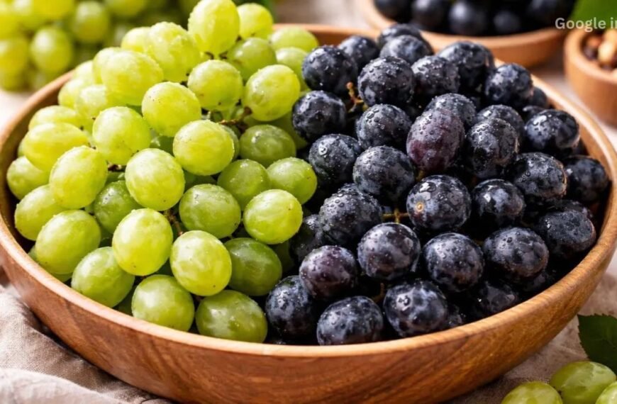 The Right Way to Eat Grapes, and Which Color of Grapes Is Better for Your Health