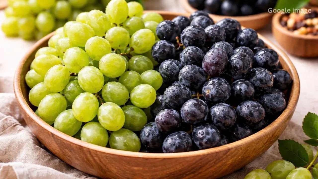 The Right Way to Eat Grapes, and Which Color of Grapes Is Better for Your Health